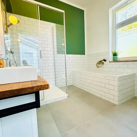 Апартаменты Luxusapartment Im Dichterviertel *garten*parkplatz*wifi* *